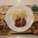 トーコーキッチン - 煮込みハンバーグ 副菜二品、豚汁、ご飯