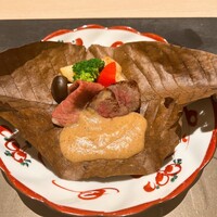 肉割烹ふたご THE JUNEI HOTEL KYOTO - 肩ロースの朴葉焼き