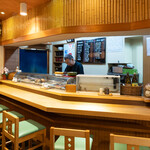 鮨 えい輝 - ネタを見ながら食事ができるカウンター