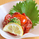 炭火焼肉エイト - 黒毛和牛の炙りユッケ