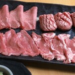 炭火焼肉エイト - 牛タンの盛り合わせ