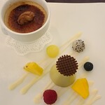 ホテル　名古屋ガーデンパレス - 栗のクレームブリュレとピスタチオムース　可愛いフルーツ添え