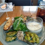 ベジバル チバットリア - サラダプレート＆アイスティー♪（いつもウエルカムカードが嬉しい♡）