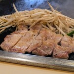 ステーキハウス鉄板焼 不二 - 豚ロースステーキ ... もやし等付きます