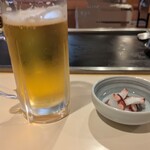 ステーキハウス鉄板焼 不二 - 生ビールとお通しの煮蛸 ... 蛸も美味しい