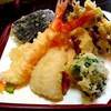 芦屋 天がゆ - 料理写真:板前さんが目の前で天ぷらを揚げてくれます。揚げたての天ぷらは絶品です。