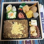 津多屋 - 2色そぼろ幕の内弁当