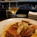 酒厨房 pei - 皮パリパリのチキンソテー 洋梨とスパイスカレーのソース