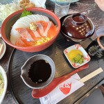 ドライブイン 灘 - ◾️鮭&イカ丼¥1.700くらい
◾️牡蠣フライ¥1.485
◾️牡蠣バター炒め¥1.485
　※現金払いのみ