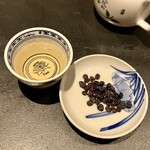 天天厨房 - サービスの台湾烏龍茶、豪レーズン