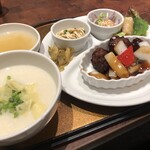浜木綿 - 料理写真:肉団子の黒酢炒めと中華粥の週替りランチ