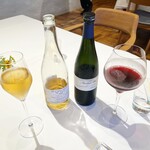 ウシマル - • ワイン用のブドウ果汁100％ グラス 1400円
       （スパークリングジュース）
      • アメジストのしずく グラス 1400円
       （三年熟成の山葡萄ドリンク）