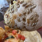 木のなか - ひまわりピザ　裏はびっしりの種・種・種