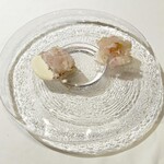 ウシマル - 九十九里産神経〆地魚
      クルード（冷製） カルボーネ（炭火焼）