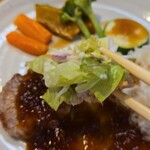 キッチン ブルー グローブ - サラダを乗せて