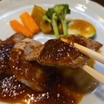 キッチン ブルー グローブ - ひと切れ目のヒレ肉