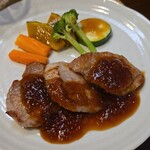 キッチン ブルー グローブ - 豚ヒレ肉ソテーのアップ