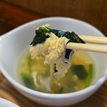 キッチン ブルー グローブ - 卵スープには、ほうれん草