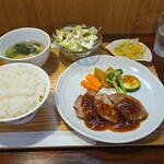 キッチン ブルー グローブ - 豚ヒレ肉ソテー　ソテーオニオンのポリネシアンソース
