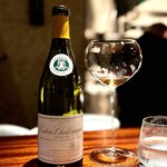 蒼 - 最高峰の白ワインとしての説得力に満ち満ちていますね。
      骨格がしっかりしていて、リッチ。
      少しオイリーな滑らかさも見事。ミネラル由来のほのかな塩味も、相変わらず濃厚なビスクにしっくり来ます。