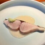 蒼 - なんと！5kgオーバーという鰆。
      相変わらず世に魚がないそうですが、そこは、お取引先を大切にする峯村シェフ♪
      皮目の香ばしさと、藁の香り、脂乗りはあっても爽やかな身質。いつものソースも最高！