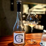 蒼 - シェフお得意のこちらのソースには、少し酸が効いたワインが合います。
      グルナッシュとヴェルメンティーノの優しいロゼが、品良く寄り添います。