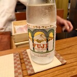日本料理 太月 - 日本酒のチェーサーとして「ミネラルウォーター」も注文