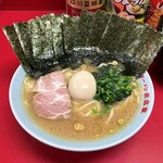 末広家 - ラーメン950円麺硬め。高級海苔180円。