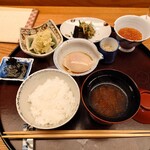 日本料理 太月 - 赤出汁やおかずも揃います。