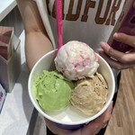 サーティワンアイスクリーム - ◉ ストロベリーチーズケーキ＆抹茶＆
　ほうじ茶ブリュレ　
　570円（税込）