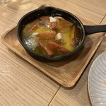 チーズと生はちみつ BeNe - トマトとモッツァレラチーズのアヒージョ