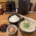老虎苑 - かす汁定食　＠550円　と　生卵@50円