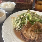 kitchen Bitte - サラダにちょいと載ったコールスローが嬉しい