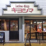 セカイホテル 布施 - フロントのある建物