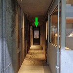 セカイホテル - フロントある建物の客席エリア玄関（緑の➡︎）