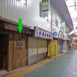 セカイホテル - 商店街に点在する客室（緑の➡︎）