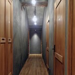 セカイホテル - フロントある建物の２階（客室エリア）廊下