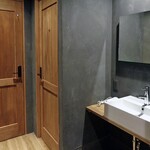 セカイホテル - フロントある建物の２階（客室エリア）共同洗面所等