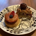 Un Petit Paquet - 手前：タルトプリューヌ、奥：栗のタルト