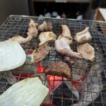 馬場ホルモン - いい感じに焼けてきました