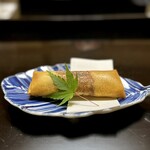 よし町 - うめええええええええええ！
      甘めの味付けで美味しい！
      皮が薄いの中身パンパンに入ってんの素晴らしい。