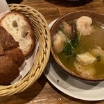 じじばばDOS - エビとキノコのアヒージョ(バゲット付)