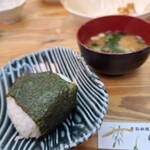 和食亭かどい - おにぎり(明太子)&味噌汁