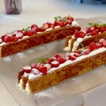 ヴィーナスコート 佐久平 - 夏秋いちごのミルフィーユ（カットサービス）