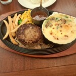 ロイヤルホスト - 黒✕黒ハンバーグと、牡蠣とほうれん草のマカロニグラタンの盛り合わせです。
