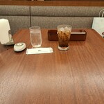 ロイヤルホスト 高輪店 - お冷と、ドリンクバーのコカコーラです。