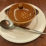 ロイヤルホスト - オニオングラタンスープの入った、蓋付きの器です。