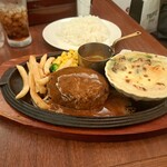 ロイヤルホスト - 黒✕黒ハンバーグと、牡蠣とほうれん草のマカロニグラタンの盛り合わせのうち、黒✕黒ハンバーグにブラウンバターソースをかけたものです。ハンバーグの形がさらに良く見えます。