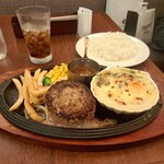 ロイヤルホスト - 黒✕黒ハンバーグ、牡蠣とほうれん草のマカロニグラタンの盛り合わせとライス・その1です。