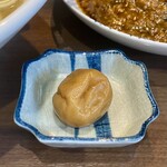 ヌードル＆スパイスカレー 今日の1番 - 店主からのサービス　南高梅